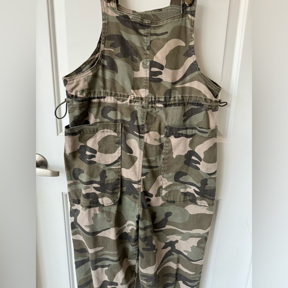 Camo overalls with adjustable straps/waist. Large Pockets! Size S - Picture 2 of 5
